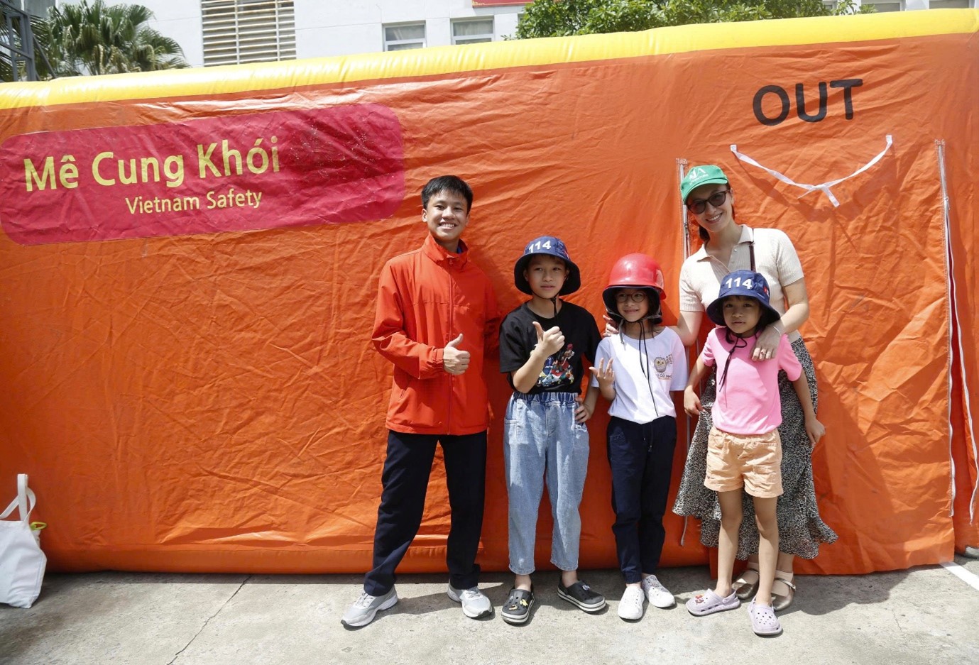 Khách tham quan trải nghiệm an toàn